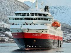 Arktisches Abenteuer in Spitzbergen mit Hurtigruten